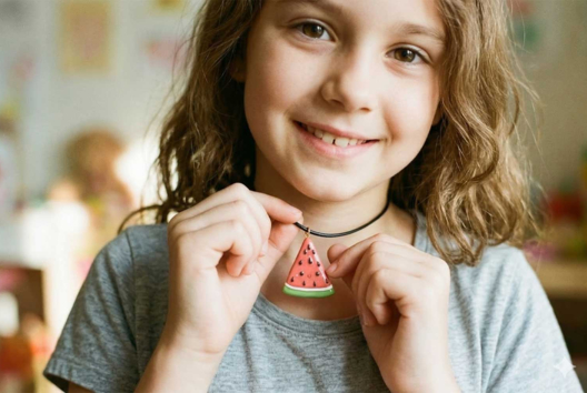 collier pastèque - Activités manuelles de modelage - 10doigts.fr - 2