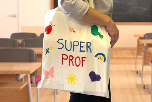 Décorer tote bag enfant maitresse - Activités manuelles cadeaux maitresses, maitres, ATSEM, AESH, nounous... - 10doigts.fr - 2