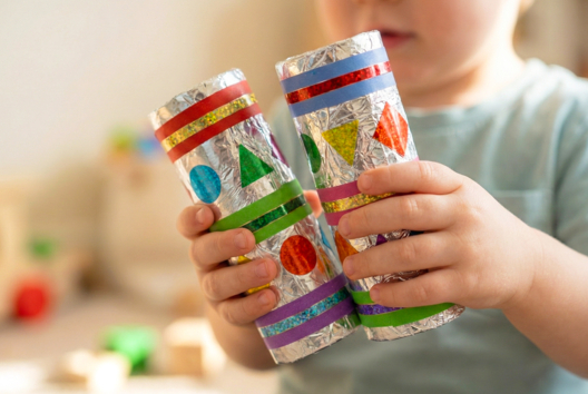 DIY maracas rouleau papier toilette - Activités d’éveil musical pour les enfants - 10doigts.fr