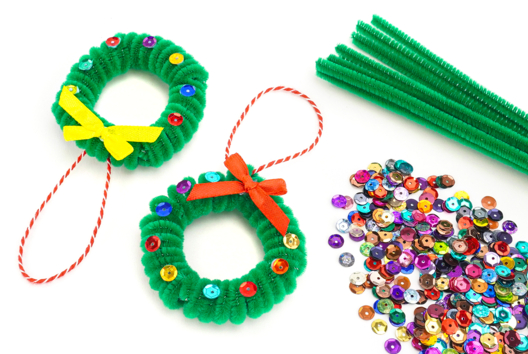 mini couronne de Noël en chenilles - Activités manuelles bricolages de Noël - 10doigts.fr