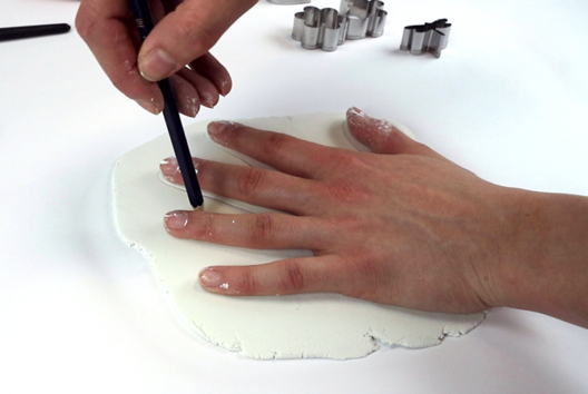 modelage main - Activités manuelles fête des mères - 10doigts.fr - 2