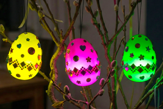 oeufs de pâques lumineux DIY - Activités manuelles DIY Pâques - 10doigts.fr