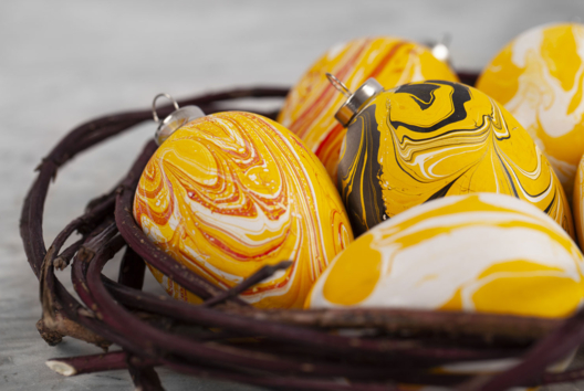 oeufs peinture marbling - Activités manuelles objets décorés - 10doigts.fr - 2