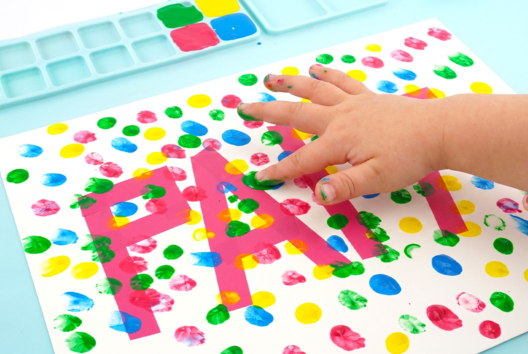 peinture aux doigts fete des parents - Activités manuelles Fête des Mères : des idées cadeaux à fabriquer avec amour - 10doigts.fr