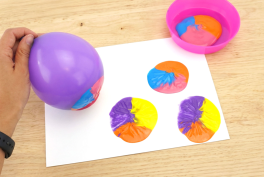 peinture ballon poissons - Activités manuelles océan : plongez dans un univers créatif et sensoriel - 10doigts.fr - 2