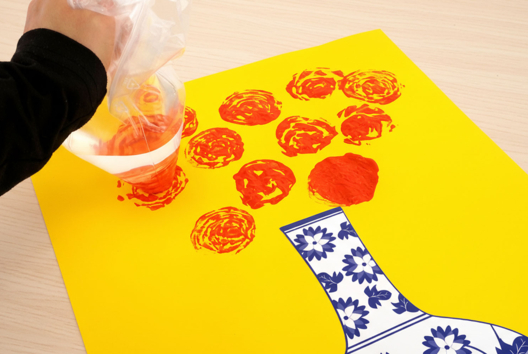 peinture pochette en plastique rose - Activités manuelles Fête des Grands-Mères - 10doigts.fr - 2