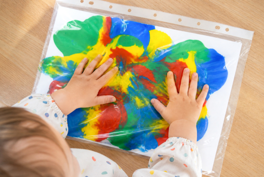 peinture propre pour bébé comment ça marche - Activités manuelles peinture : des créations pour tous les âges et toutes les envies - 10doigts.fr