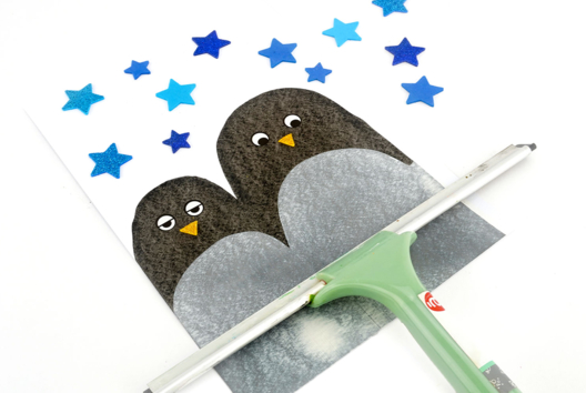 peinture raclette pingouin - Activités manuelles enfants Hiver - 10doigts.fr