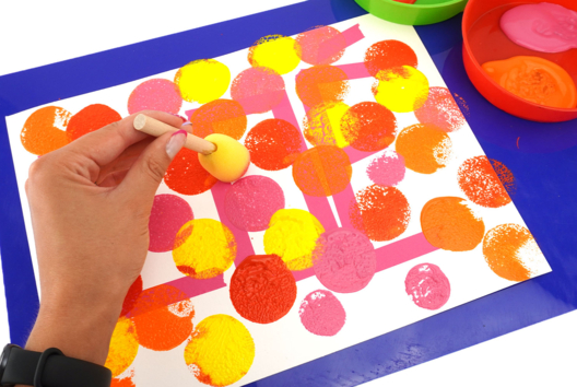 peinture tampon mousse enfant diy - Activités manuelles moins de 3 ans - 10doigts.fr - 2