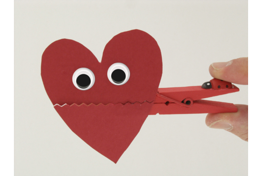 pince coeur fermée - Activités manuelles fête des mères - 10doigts.fr - 2