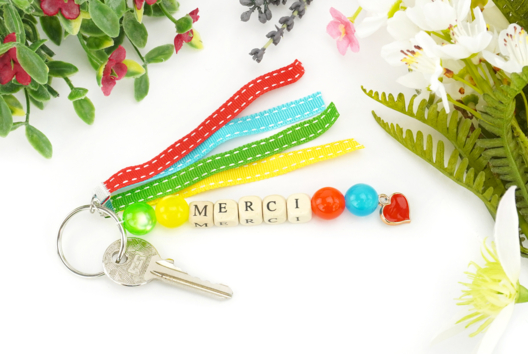 porte clé cadeau maitresse fin d'année - Activités manuelles cadeaux maitresses, maitres, ATSEM, AESH, nounous... - 10doigts.fr