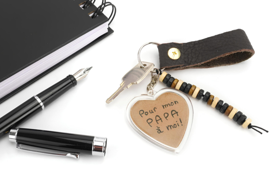 porte clés cuir perles fête des pères cadeau - Activités manuelles fête des pères - 10doigts.fr