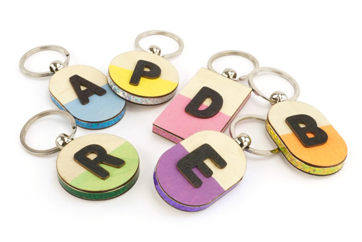 porte clés initiale - Activités manuelles fête des parents et des gens qu'on aime - 10doigts.fr