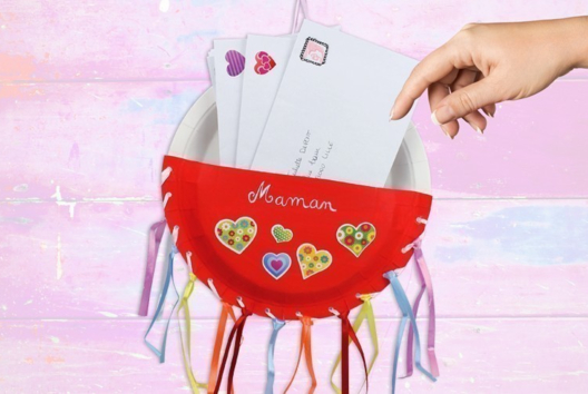 porte courrier avec des assiettes en carton fête des mères - Activités manuelles fête des mères - 10doigts.fr