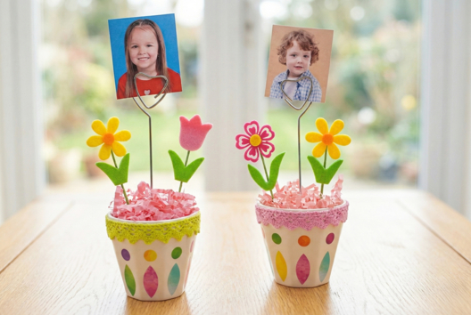 porte photo fleuri cadeau fête des mères - Activités manuelles fête des mères - 10doigts.fr