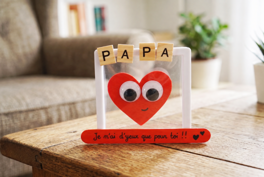 Tableau coeur yeux que pour toi Fete des peres - Activités manuelles fête des parents et des gens qu'on aime - 10doigts.fr