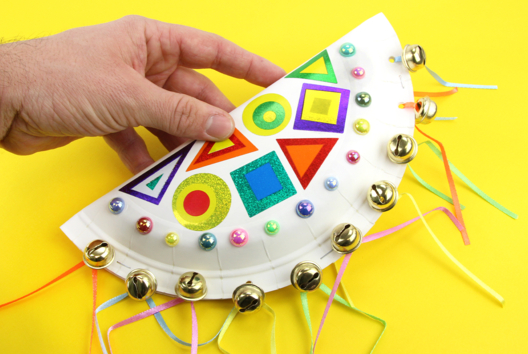 tambourin assiette en carton grelots - Activités manuelles éveil musical - 10doigts.fr