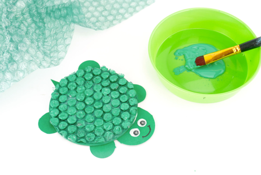 tortue avec du papier bulle - Activités manuelles Été - 10doigts.fr