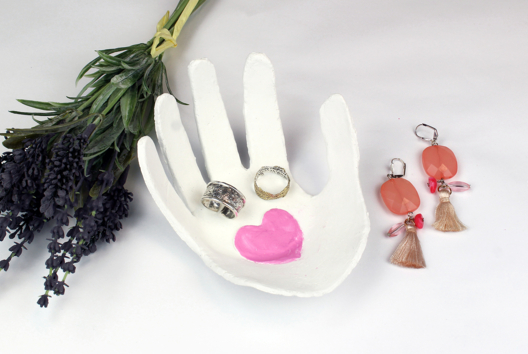 vide poche main empreinte coupelle bijoux fête des mères - Activités manuelles fête des mères - 10doigts.fr