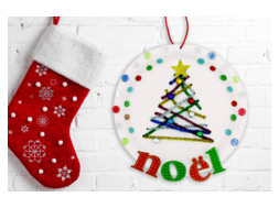 Sapin de noël sur une assiette en carton
