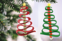 kit suspensions 12 sapins - Kits créatifs de Noël pour les enfants - 10doigts.fr