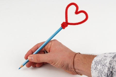 Embout de crayon coeur - Activités manuelles fête des mères – 10doigts.fr