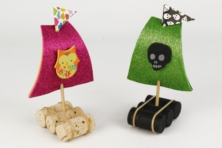 Petits bateaux bouchons en liège - Activités manuelles bricolages – 10doigts.fr
