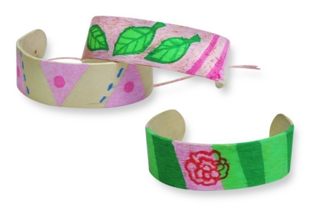 Comment fabriquer un bracelet avec des bâtonnets de glace en bois - Activités manuelles créations de bijoux – 10doigts.fr