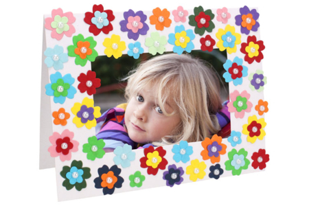 Fleurs en papier collées sur un cadre en carton blanc - Fleurs et feuilles décoratives – 10doigts.fr