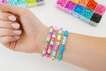 bracelet facile enfant perles message - Activités manuelles créations de bijoux – 10doigts.fr