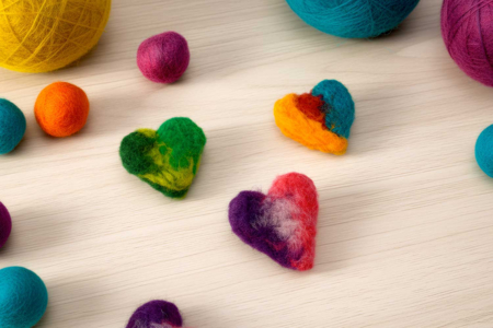 coeurs en laine cardée - Activités manuelles créations de bijoux – 10doigts.fr