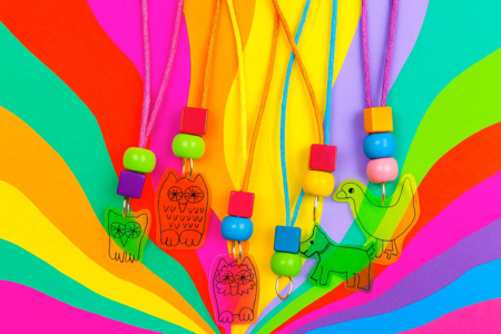 colliers fluo plastique fou - Activités manuelles plastique fou – 10doigts.fr