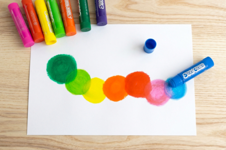 dessiner chenilles gouache peinture enfants - Activités manuelles animaux : nos idées créatives pour les enfants – 10doigts.fr