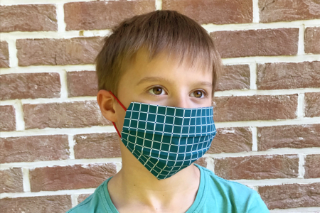enfant avec masque - Activités manuelles mercerie et tricot – 10doigts.fr