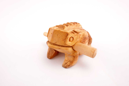 Grenouille 'guiro' en bois - Instruments en bois – 10doigts.fr