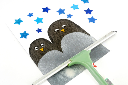 peinture raclette pingouin - Activités manuelles enfants Hiver – 10doigts.fr