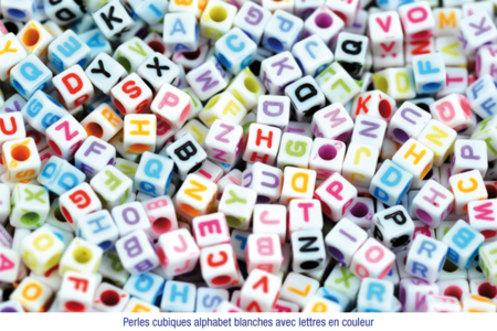 Perles cubiques blanches alphabet couleurs assorties - Activités manuelles créations de bijoux – 10doigts.fr