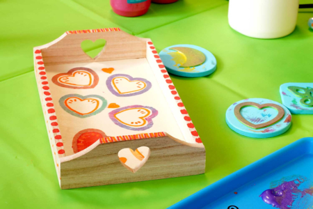 plateau bois coeur peinture et tampon - Objets bois pour la cuisine – 10doigts.fr