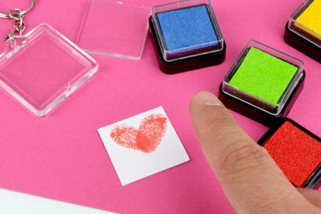 tampons doigts porte-clés - Activités manuelles fête des mères – 10doigts.fr