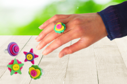 Bagues colorées avec des boutons - Bagues - Supports pour Bijoux - 10doigts.fr