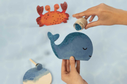 baleine en bois paillettes - Animaux en bois - 10doigts.fr