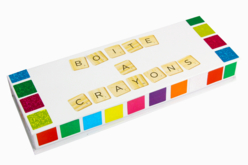 Boite crayons scrabble - Gommettes Alphabet, messages - 10doigts.fr