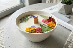 Bougie artisanale DIY - Fleurs et feuilles décoratives - 10doigts.fr - 2