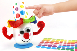 Clown rigolo et son joli chapeau - Gommettes formes assorties - 10doigts.fr - 2