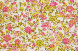 Coupon de tissu en coton imprimé fleurs, rose jaune fond vert - 55 x 45,5 cm - Coupons de tissus - 10doigts.fr