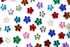 mini strass fleurs multicolores - Strass autocollants - 10doigts.fr