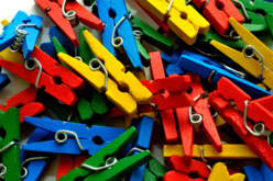 petites pince colorées - Pinces à linge en bois - 10doigts.fr