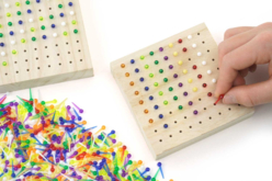 plaque bois à trous motricité - Kits éducatifs - 10doigts.fr - 2