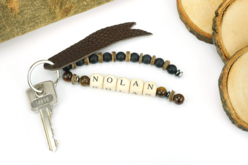 Porte-clés prénom pour la fête des pères - Bijoux messages - 10doigts.fr