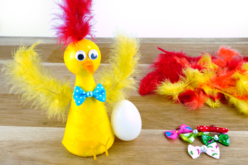 Poule en polystyrène avec son œuf - Plumes décoratives - 10doigts.fr - 2